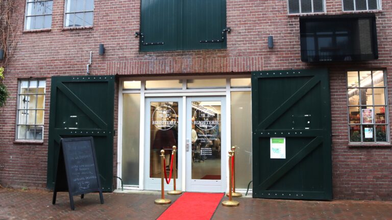 gebouw-met-rode-loper-in-apeldoorn-labizotterie