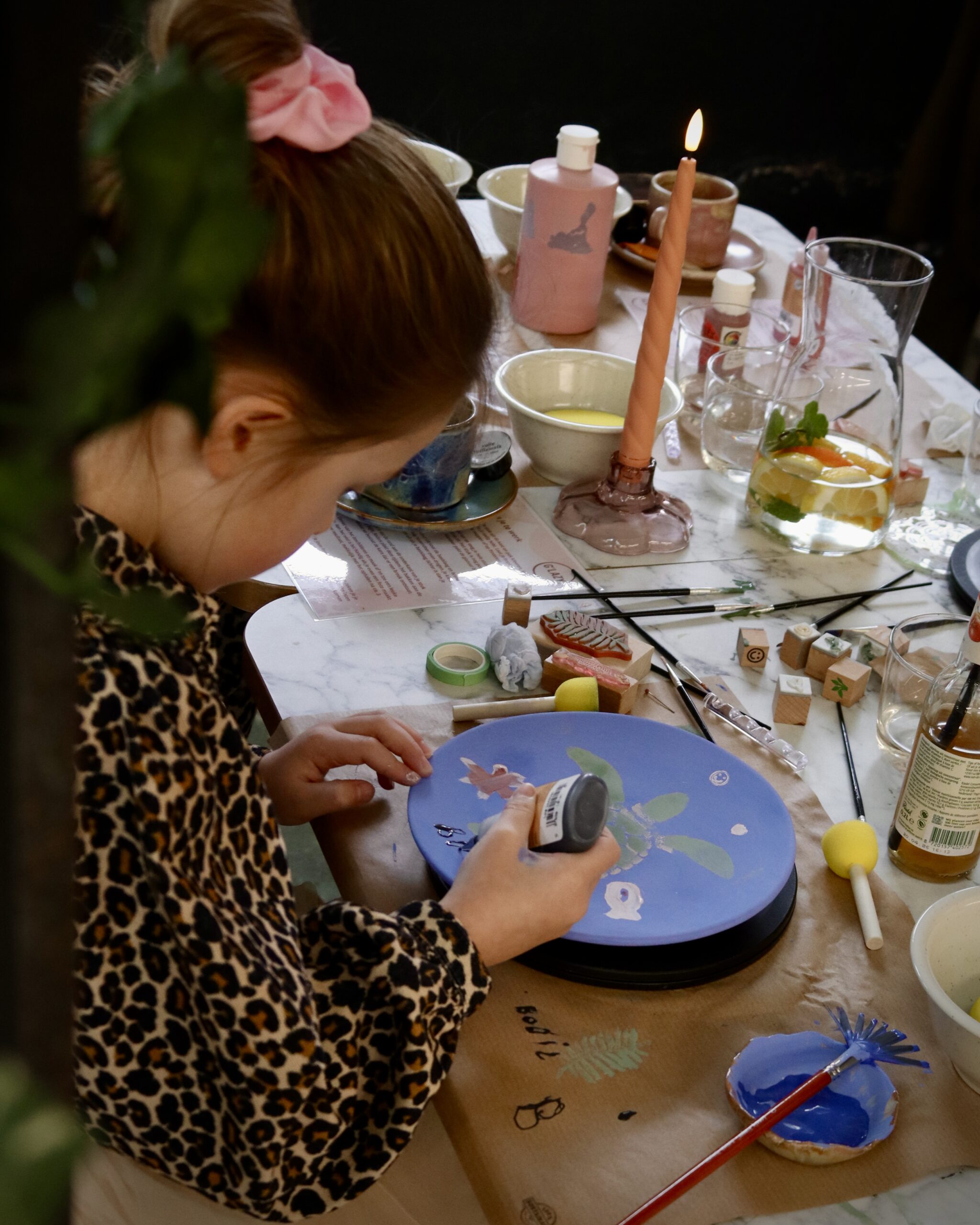 meisje-beschildert-blauw-bord-in-glazuurcafe