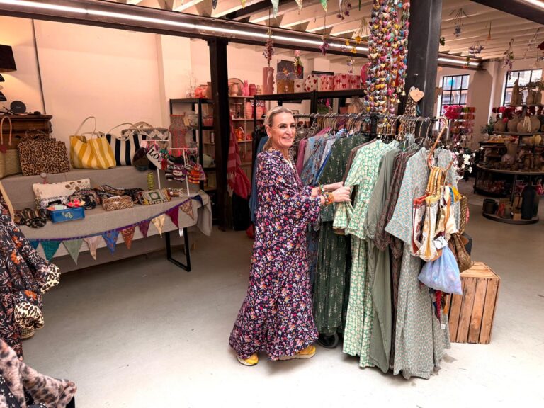 Michelle-bij-rek-met-Indiase-jurken