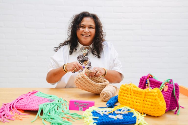 vrouw-achter-bureau-met-zelfgehaakte-Ibiza-tassen