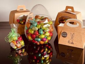 Foto-van-glazen-ei-met-paaseitjes-en-cadeauverpakking