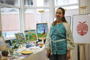 vrouw-bij-schilderijen