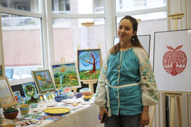 vrouw-bij-schilderijen